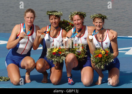 Alison Mowbray, Debbie Flood, Frances Houghton e Rebecca Romero mostrano le loro medaglie d'argento Foto Stock