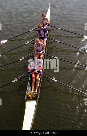 Canottaggio - Giochi Olimpici di Atene 2004 - scultura quadrupla donna - finale. Alison Mowbray, Debbie Flood, Frances Houghton e Rebecca Romero della Gran Bretagna mostrano le loro medaglie d'argento Foto Stock