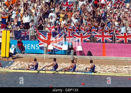 Great Britain's Mens Four of Matthew Pinsent, ed Coode, James Cracknell e Steve Williams si affiancano ai fan che celebrano l'oro vincente Foto Stock