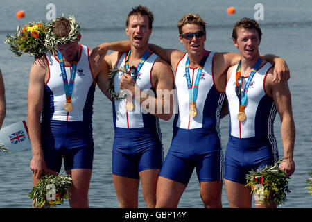 I quattro di Matthew Pinsent, ed Coode, James Cracknell e Steve Williams celebrano con i loro madals d'oro Foto Stock