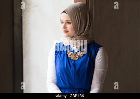 Giovane donna musulmana è in preghiera nella moschea Foto Stock