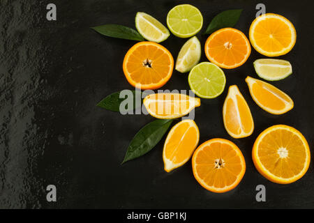 Mangiare sano concetto con calce, arancio e limone. Fresco il cibo vegetariano. Fresca frutta mista. Sfondo di frutta. Foto Stock