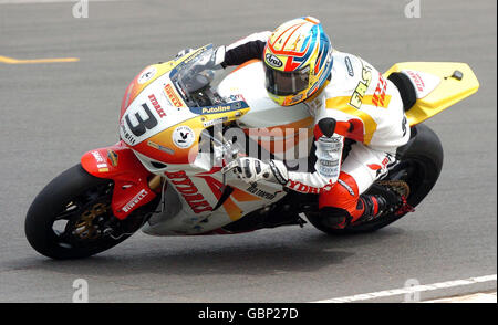 Hawick's Stuart Easton si piazzerà terzo in gara uno durante la gara del ViSK British Superbike Championship a Donington Park, Castle Donington. Foto Stock