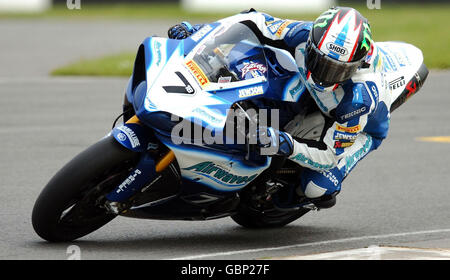 Moto - ViSK British Superbike Championship - Donington Park. James Ellison di Kendal continua a prendere il secondo posto durante la gara del ViSK British Superbike Championship a Donington Park, Castle Donington. Foto Stock