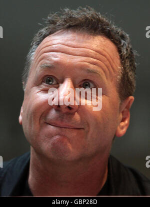 Jim Kerr di Simple Minds in una sessione di firma, per celebrare l'uscita del loro nuovo album Graffiti Soul a HMV, Glasgow. Foto Stock