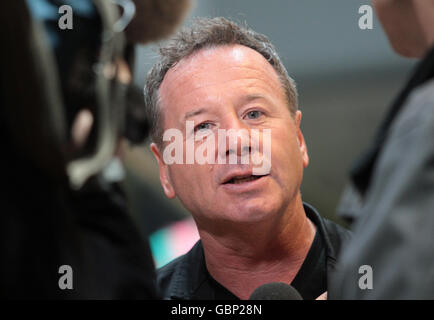 Jim Kerr di Simple Minds in una sessione di firma, per celebrare l'uscita del loro nuovo album Graffiti Soul a HMV, Glasgow. Foto Stock