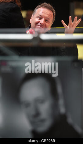 Jim Kerr di Simple Minds in una sessione di firma, per celebrare l'uscita del loro nuovo album Graffiti Soul a HMV, Glasgow. Foto Stock