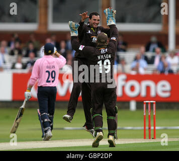 Cricket - Twenty20 Cup 2009 - South Division - Middlesex Crusaders / Surrey Brown Caps - Lord's. Matthew Spriegel di Surrey Brown Caps festeggia con Gary Wilson dopo aver preso il cazzo del Tyron Henderson di Middlesex Crusaders. Foto Stock