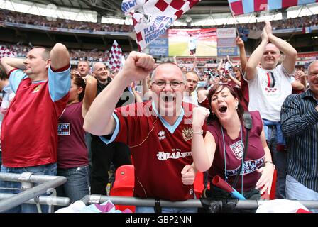 Calcio - Coca-Cola Football League Championship - Gioca fuori - finale - Burnley v Sheffield United - Stadio di Wembley. I fan di Burnley festeggiano gli stand dopo aver ottenuto la promozione nella Premier League Foto Stock