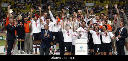 Il capitano di Valencia David Albelda solleva il Trofeo Super Cup Foto Stock