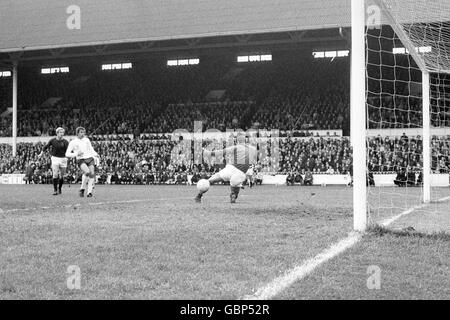 Martin Chivers (seconda a sinistra) segna il primo gol di Tottenham contro Burnley a White Hart Lane. Il portiere di Burnley Tony camerieri era impotente per fermare il colpo Foto Stock