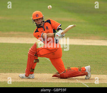 Alexei Kervezee dei Paesi Bassi in azione contro la Scozia durante la partita di riscaldamento della Coppa del mondo Twenty20 al Brit Oval, Londra, Foto Stock