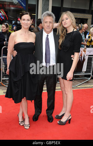 Dustin Hoffman e sua moglie Lisa Gottsegen e la figlia Karina arrivano alla prima di Last Chance Harvey all'Odeon West End di Londra. Foto Stock
