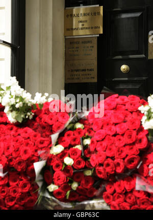 Fiori sui gradini dell'ambasciata cinese nel centro di Londra, lasciati da sopravvissuti e sostenitori, per celebrare il 20° anniversario della sanguinosa repressione contro gli attivisti a favore della democrazia da parte del governo cinese. Foto Stock