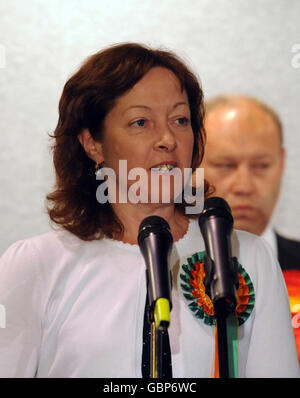 Jill Evans, europarlamentare Plaid Cymru, parla in seguito ai risultati delle elezioni parlamentari europee a Haverfordwest. Foto Stock