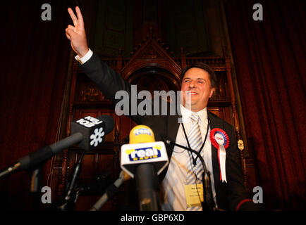 Il leader del BNP Nick Griffin festeggia dopo che i risultati delle elezioni parlamentari europee sono stati annunciati al Municipio di Manchester. Foto Stock