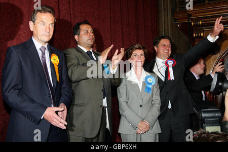 Il leader del BNP Nick Griffin (a destra) celebra la propria posizione con altri deputati eletti dopo l'annuncio dei risultati delle elezioni parlamentari europee al Municipio di Manchester. Foto Stock