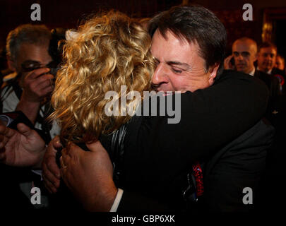 Il leader del BNP Nick Griffin festeggia con sua moglie Jackie dopo che i risultati delle elezioni parlamentari europee sono stati annunciati al Municipio di Manchester. Foto Stock