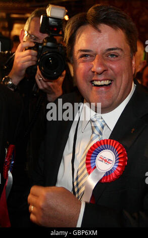 Il leader del BNP Nick Griffin festeggia dopo che i risultati delle elezioni parlamentari europee sono stati annunciati al Municipio di Manchester. Foto Stock