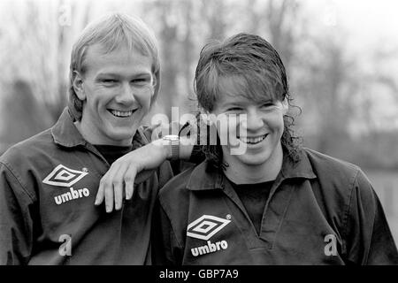 Nuovo portiere CAPS Gary Bailey di Manchester United (l) e. Chris Waddle di Newcastle United (r) riunirsi durante l'allenamento Foto Stock