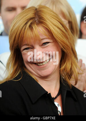 Kay Swinburne, membro conservatore del Galles, saluta il leader del partito conservatore David Cameron sulle scale del Senedd a Cardiff Bay. Foto Stock