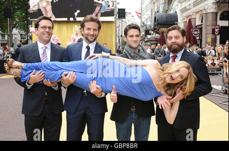 (Da sinistra a destra) ed Helms, Bradley Cooper, Justin Bartha e Zach Galifianakis tengono Heather Graham alla prima del nuovo film The Hangover al Vue West End di Londra. Foto Stock