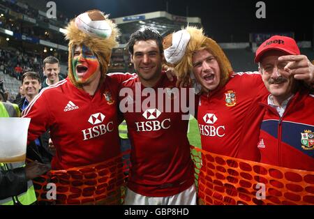 Mike Phillips (al centro) dei Lions britannici e irlandesi celebra la vittoria con i tifosi, dopo il fischio finale. Foto Stock