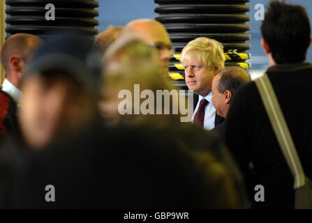 Il sindaco di Londra Boris Johnson attende un treno su una piattaforma trafficata dopo aver svelato i piani per mantenere Londra in movimento durante lo sciopero della metropolitana alla stazione principale di London Bridge, Railway Approach London. Foto Stock