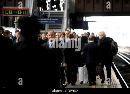 Il sindaco di Londra Boris Johnson si dirige per un treno su una piattaforma trafficata dopo aver svelato i piani per mantenere Londra in movimento durante lo sciopero della metropolitana alla stazione principale di London Bridge, Railway Approach London. Foto Stock