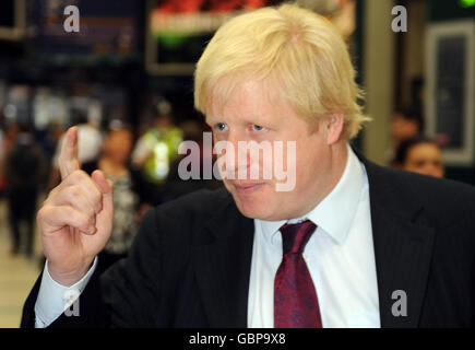 Il sindaco di Londra Boris Johnson svela i piani per mantenere Londra in movimento durante lo sciopero della metropolitana alla stazione principale di London Bridge, Railway Approach London. Foto Stock