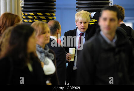 Il sindaco di Londra Boris Johnson attende un treno su una piattaforma trafficata dopo aver svelato i piani per mantenere Londra in movimento durante lo sciopero della metropolitana alla stazione principale di London Bridge, Railway Approach London. Foto Stock