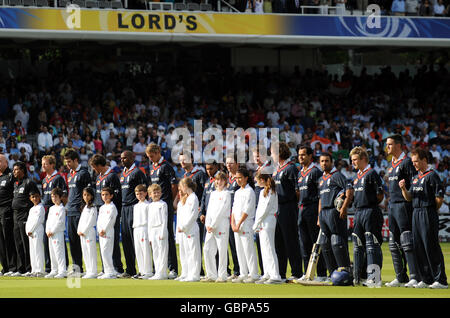 Cricket - ICC World Twenty20 Cup 2009 - Super Eights - Gruppo e - India / Inghilterra - Lord's. L'Inghilterra si è allineata per l'inno nazionale prima della partita ICC World Twenty20 Super Eights al Lord's, Londra. Foto Stock