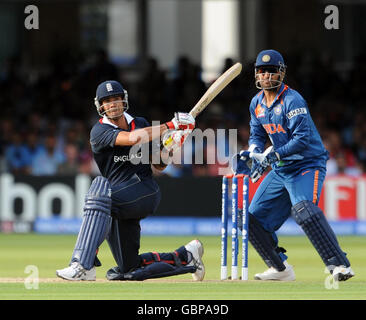 L'Inghilterra Owais Shah guarda su come è catturato da Ajay Jadeja indiano fuori il bowling di Harbhajan Singh durante la partita ICC World Twenty20 Super Eights a Lord's, Londra. Foto Stock