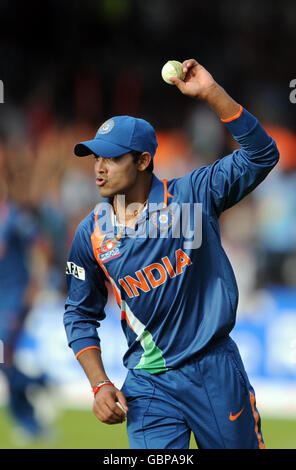 Il Ravinder Jadeja dell'India festeggia dopo aver catturato l'Inghilterra Owais Shah fuori dal bowling di Harbhajan Singh durante la partita ICC World Twenty20 Super Eights a Lord's, Londra. Foto Stock