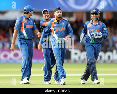 L'indiano Harbhajan Singh (centro) si congratula dopo aver preso il wicket dell'inglese Owais Shah durante la partita ICC World Twenty20 Super Eights a Lord's, Londra. Foto Stock