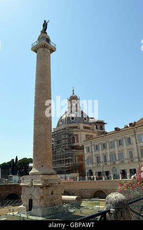 Colonna di Traiano, che commemora la sua vittoria nel II secolo guerre dei Daci, svetta 40 metri al di sopra del Foro di Traiano a Roma, Foto Stock
