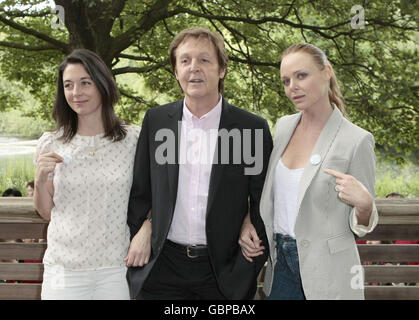 Sir Paul McCartney e le sue figlie Mary (sinistra) e Stella (destra) McCartney partecipano al lancio della nuova campagna alimentare Meat Free Monday presso l'Inn The Park, St. James Park, Londra. Foto Stock