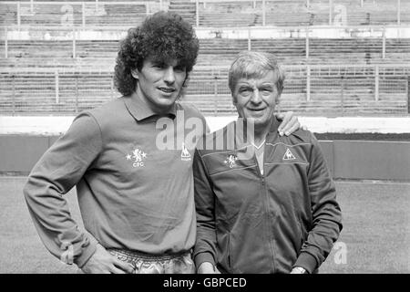 Calcio - Football League Divisione due - Chelsea Photocall. Il portiere del Chelsea Petar Borota (l) con il nuovo manager John Neal (r) Foto Stock