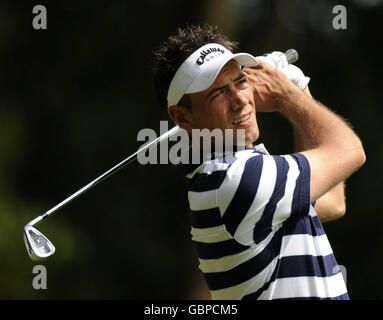 Nick Dougherty in Inghilterra si tee fuori dalla seconda buca durante il terzo round del BMW PGA Championship al Wentworth Golf Club, Surrey. Foto Stock