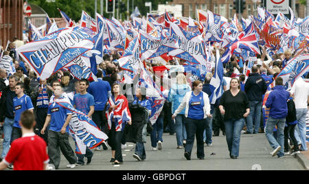 I Rangers vincono la Scottish Premier League 2009. I fan di Rangers festeggiano di diventare campioni della Premier League scozzese, fuori dallo stadio Ibrox di Glasgow. Foto Stock