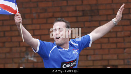 I fan dei Rangers festeggiano il loro ruolo di campione scozzese della Premier League, fuori dallo stadio Ibrox di Glasgow. Foto Stock