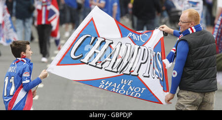 I fan dei Rangers festeggiano il loro ruolo di campione scozzese della Premier League, fuori dallo stadio Ibrox di Glasgow. Foto Stock