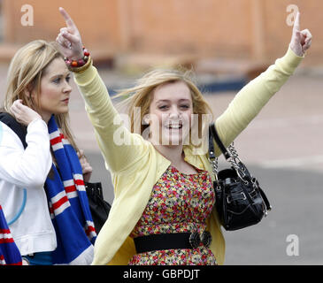 I Rangers vincono la Scottish Premier League 2009. I fan di Rangers festeggiano di diventare campioni della Premier League scozzese, fuori dallo stadio Ibrox di Glasgow. Foto Stock