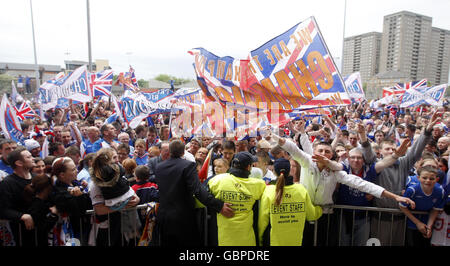 I Rangers vincono la Scottish Premier League 2009. I fan di Rangers festeggiano di diventare campioni della Premier League scozzese, fuori dallo stadio Ibrox di Glasgow. Foto Stock