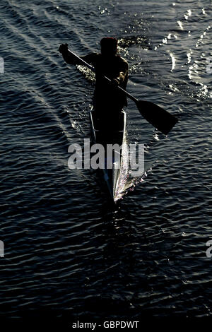Canoa - Giochi Olimpici di Atene 2004 - Flatwater Racing. Azione generica al sole del mattino Foto Stock