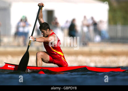 Canoa - Giochi Olimpici di Atene 2004 - corsa in acqua di mare - uomini C1 - 1000m - Riscaldatori. David Cal in azione in Spagna Foto Stock