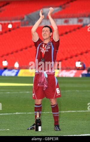 Calcio - Coca-Cola Football League 1 - Gioca fuori - finale - Millwall v Scunthorpe United - Stadio di Wembley. Scunthorpe United Captain Cliff Byrne celebra la promozione Foto Stock