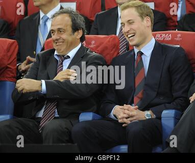 Il presidente dell'Associazione calcistica il principe William (a destra) condivide una battuta con il presidente della UEFA Michel Platini (a sinistra) negli stand. Foto Stock