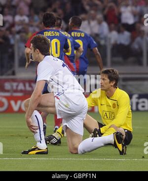 Michael Carrick (a sinistra) e Edwin Van der SAR (a destra) del Manchester United reagiscono dopo che Samuel Eto'o (al centro) di Barcellona ha segnato il traguardo di apertura. Foto Stock