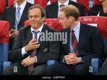 Il presidente dell'Associazione calcistica il principe William (destra) parla con il presidente della UEFA Michel Platini (sinistra), nelle tribune prima del calcio d'inizio. Foto Stock